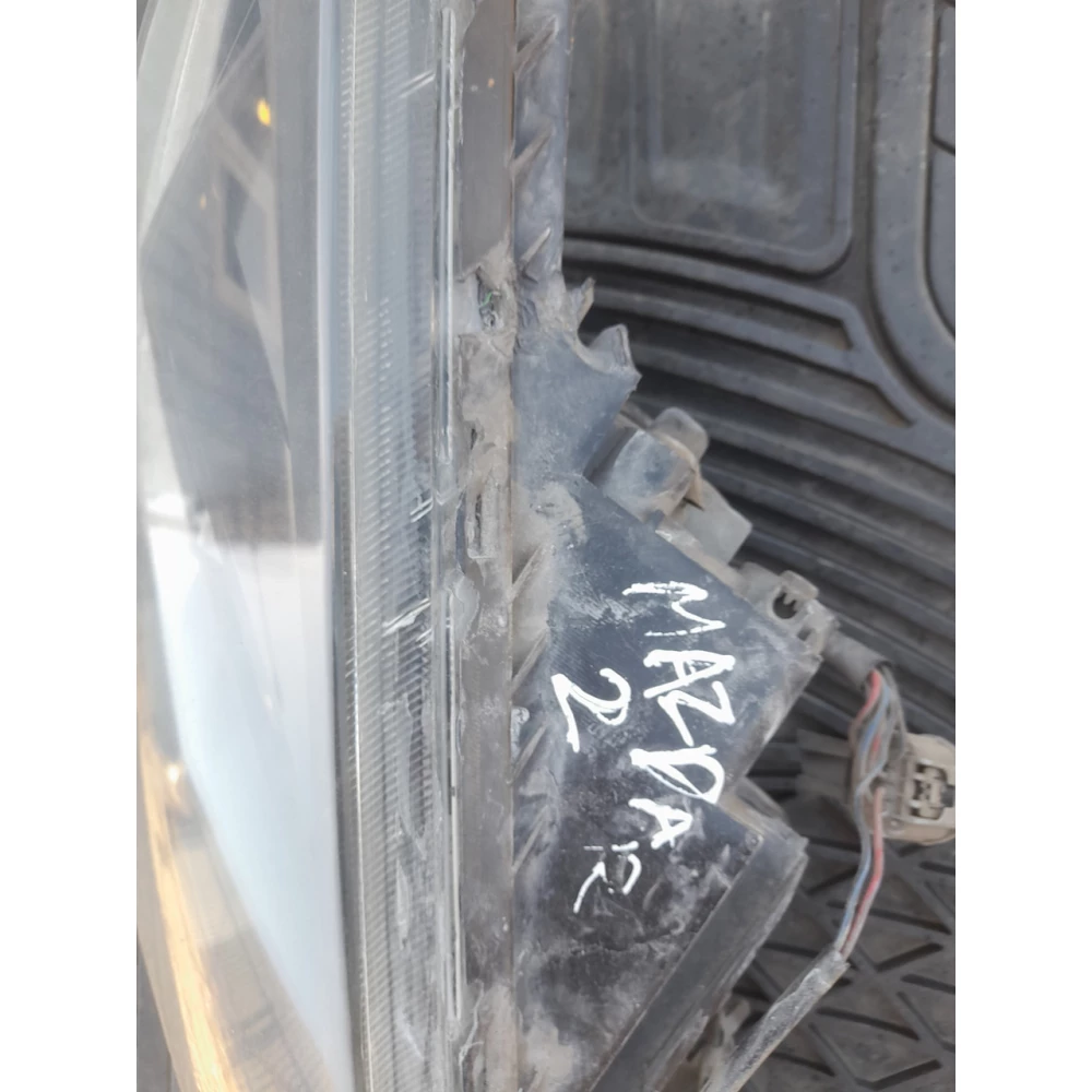 Передняя правая фара Mazda 2  хетчбек 2012