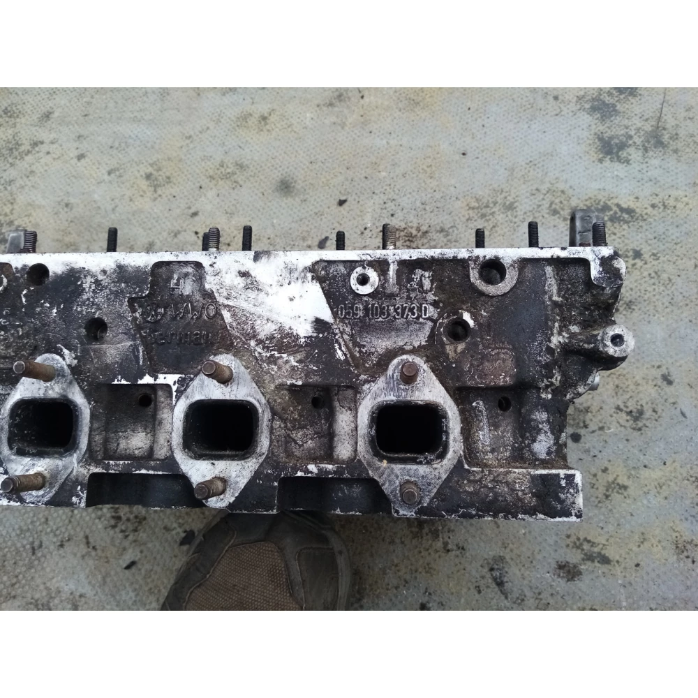 Головка блока AUDI A6C5 2.5 правая 059103373D