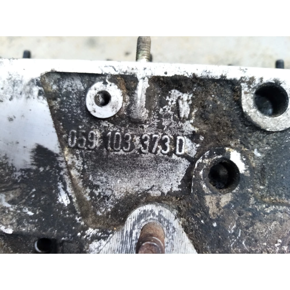 Головка блока AUDI A6C5 2.5 правая 059103373D