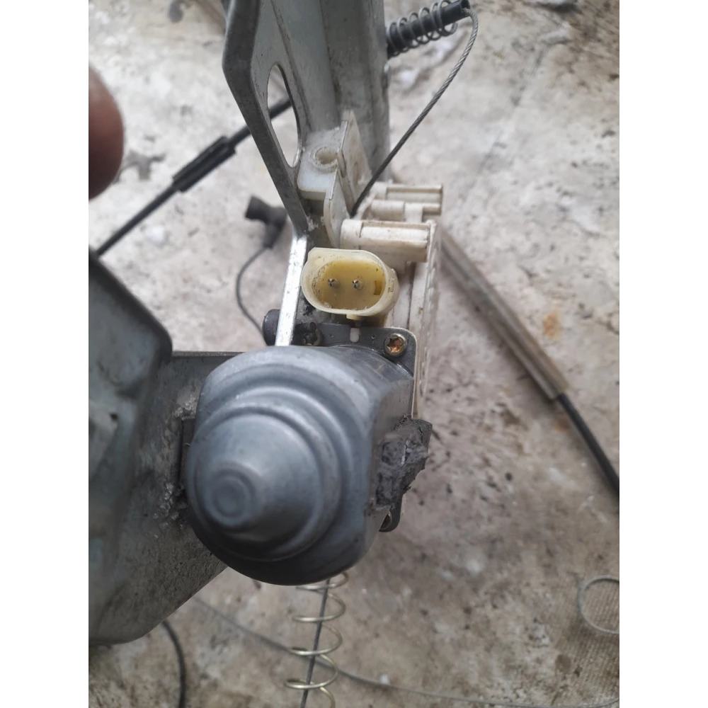 Левый стеклоподйомник BMW E39