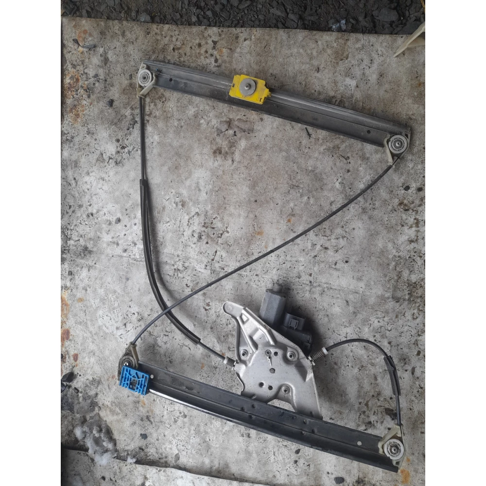 Передний левый стеклоподйомник Ауди а6с5