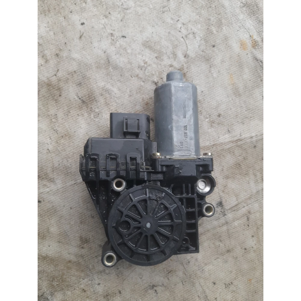 Правый  моторчик стеклоподйомника Ауди а6с5