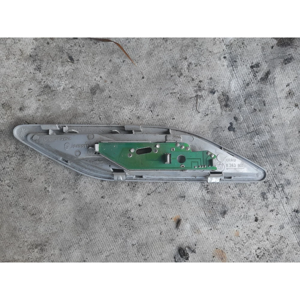 Левый плафон салона Bmw E39 8363607