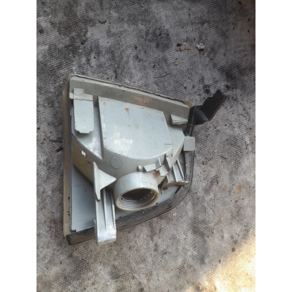 Передний правый поворотник Audi 80 b4