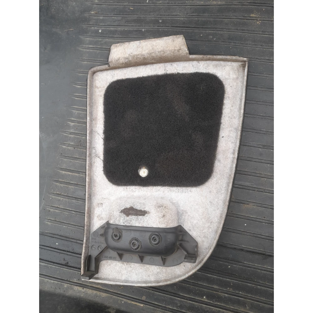 C950400h12 правая заглушка багажника Vw Golf 4