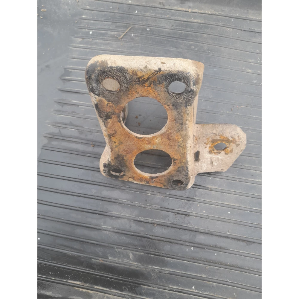 Левый кронштейн крепления  задней балки Vw Golf 4 универсал