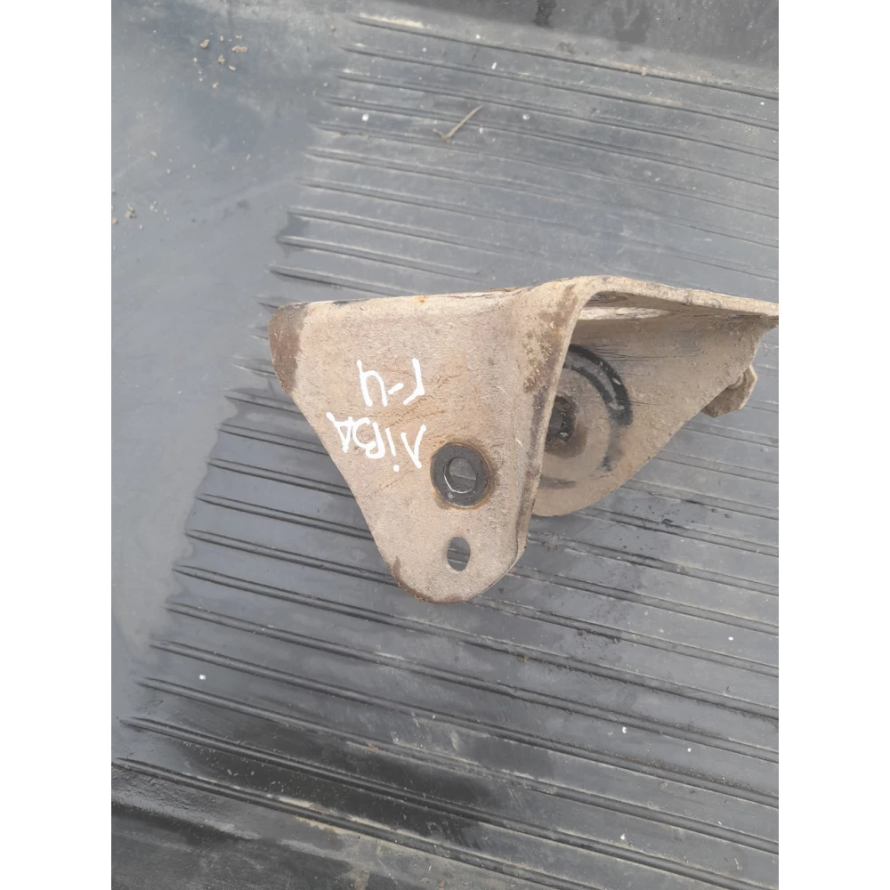 Левый кронштейн крепления  задней балки Vw Golf 4 универсал