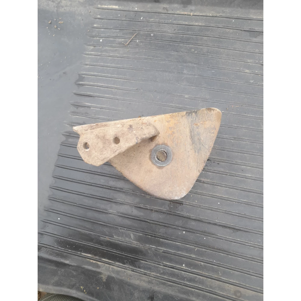 Левый кронштейн крепления  задней балки Vw Golf 4 универсал