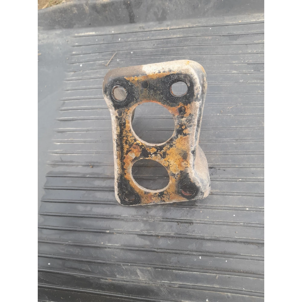 Правый кронштейн крепления задней балки Vw Golf 4 универсал