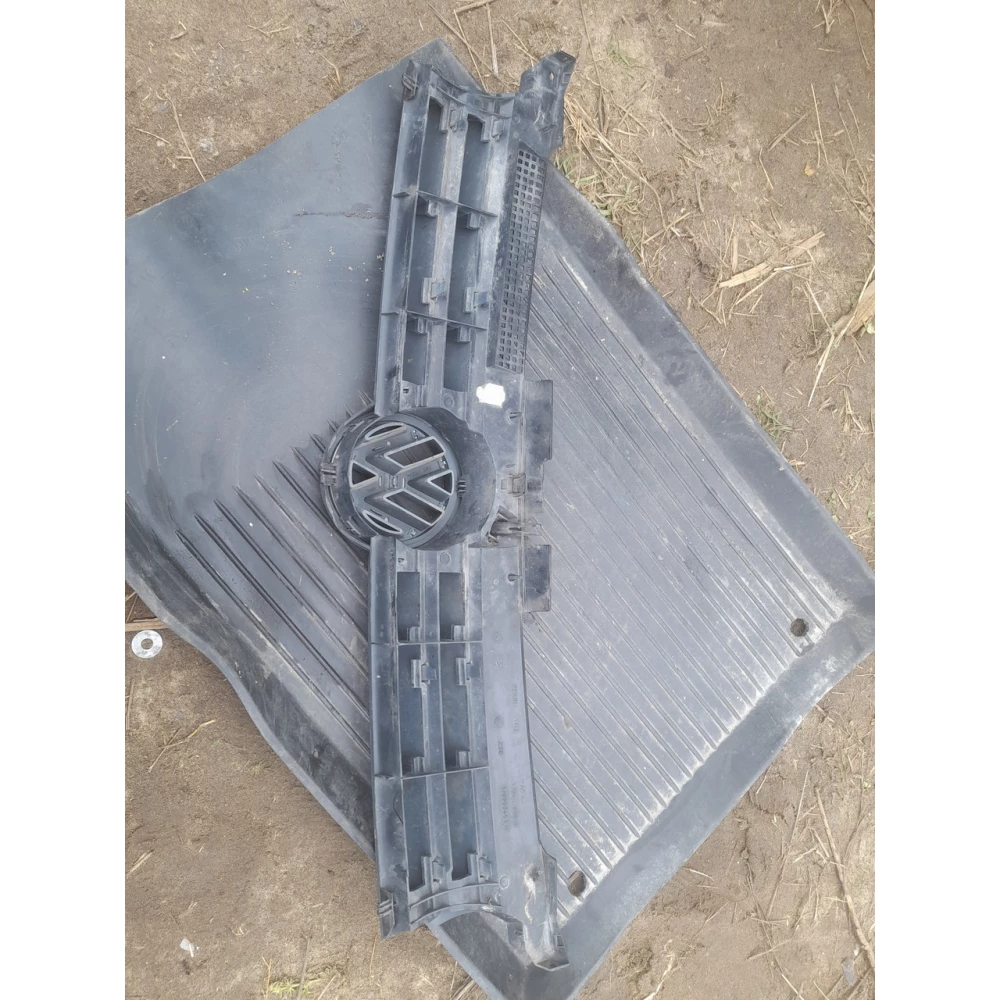 1j0853651H Решотка  радиатора  Vw Golf 4