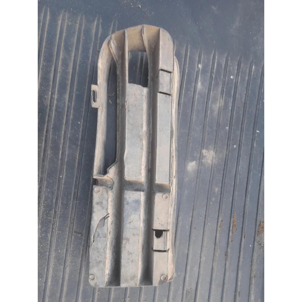1j0853 665 B левая решотка бампера Vw Golf 4