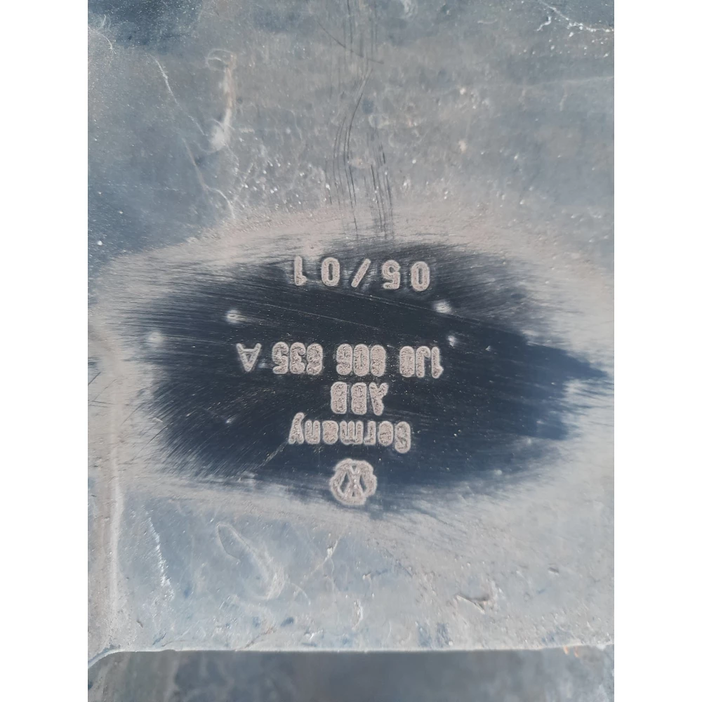1j0806635A передний уселитель бампера Vw Golf 4
