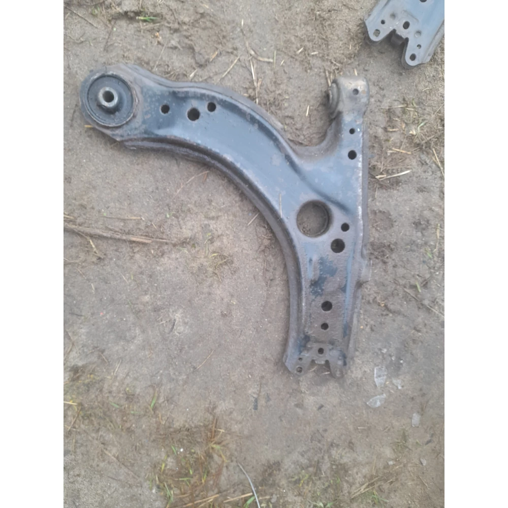 Передний правый  рычаг Vw Golf 4