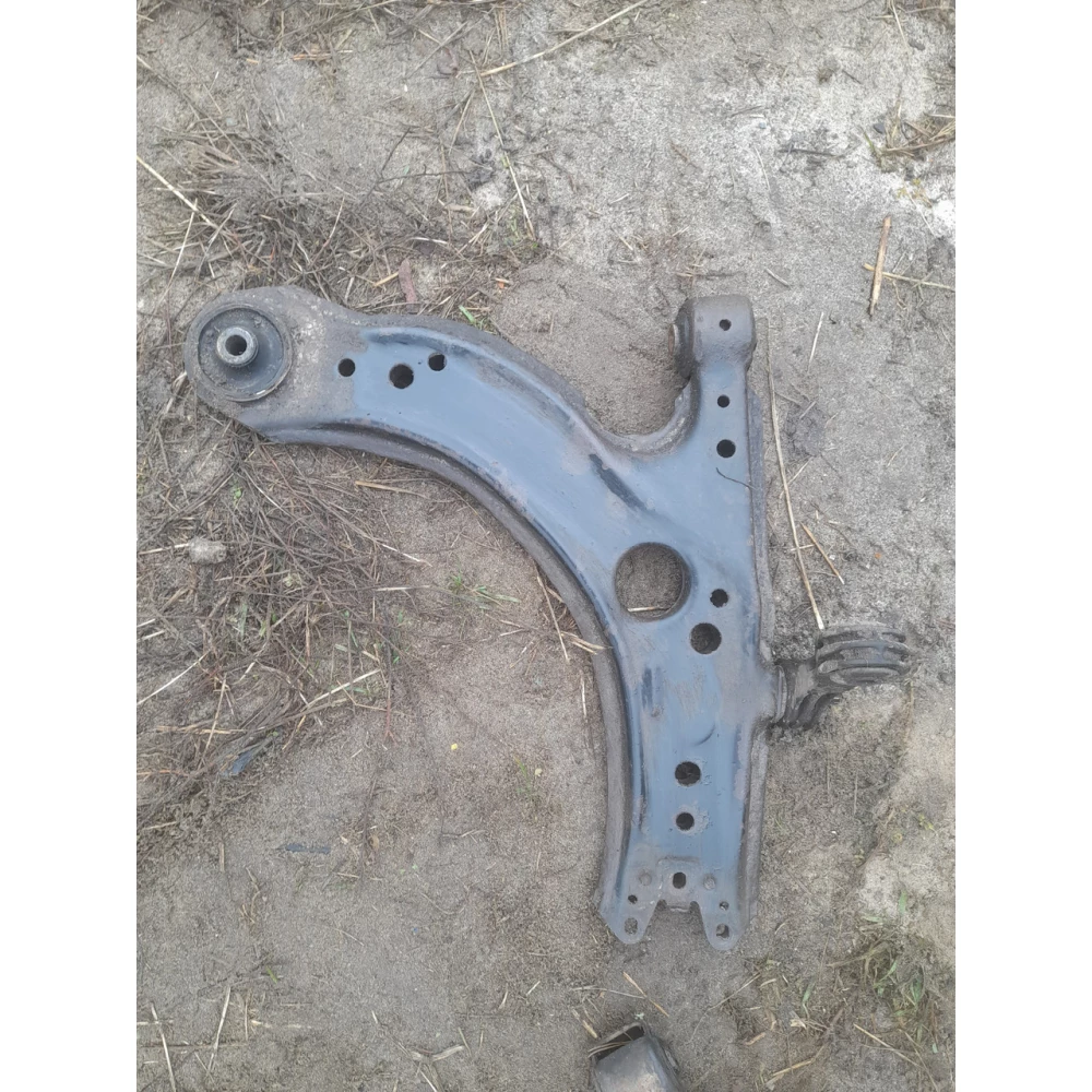 Передний правый  рычаг Vw Golf 4