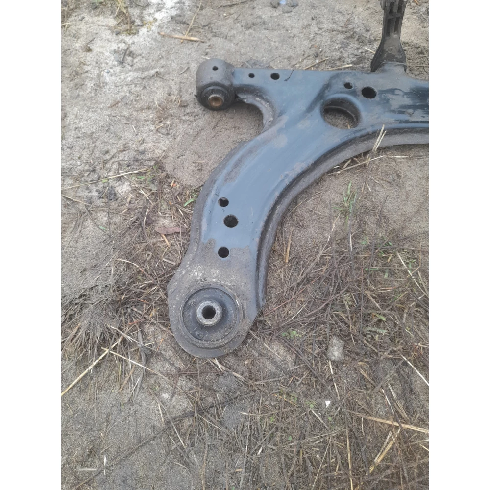 Передний правый  рычаг Vw Golf 4