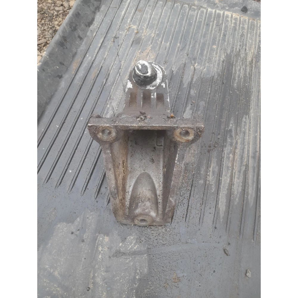 431199407 левый  кронштейн крепления  двигателя Audi 100 c3 2.3