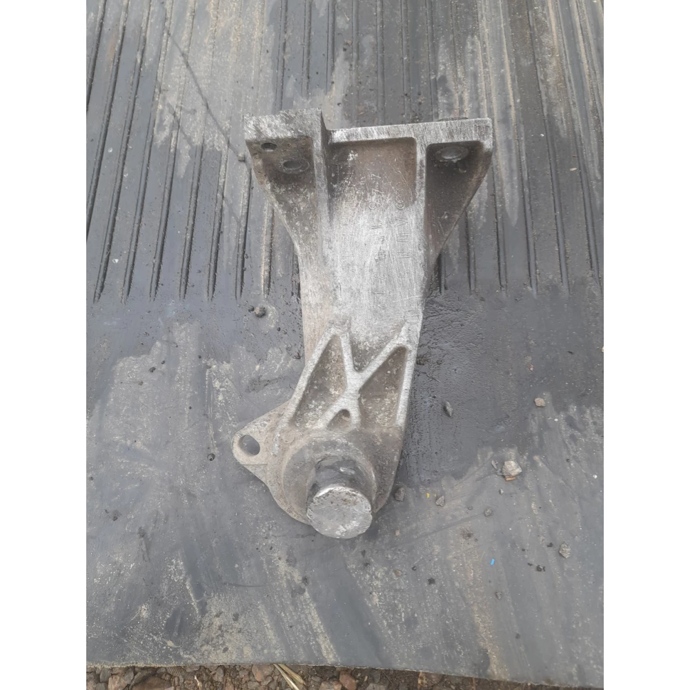 443199312 правый  кронштейн  двигателя Audi 10 c3 2.0 disel