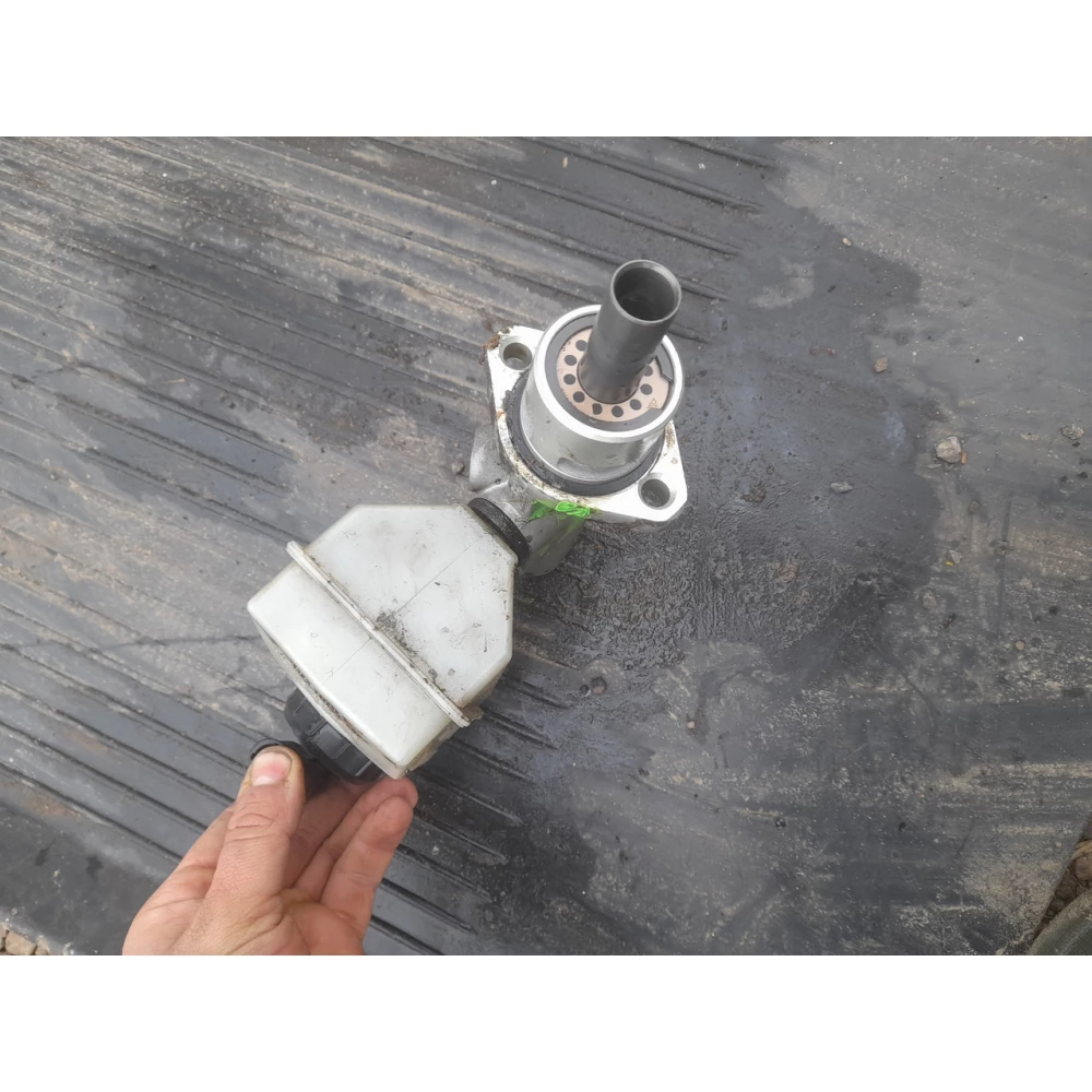 7700436913 главный  тормозной цилиндр Renault Megane 1