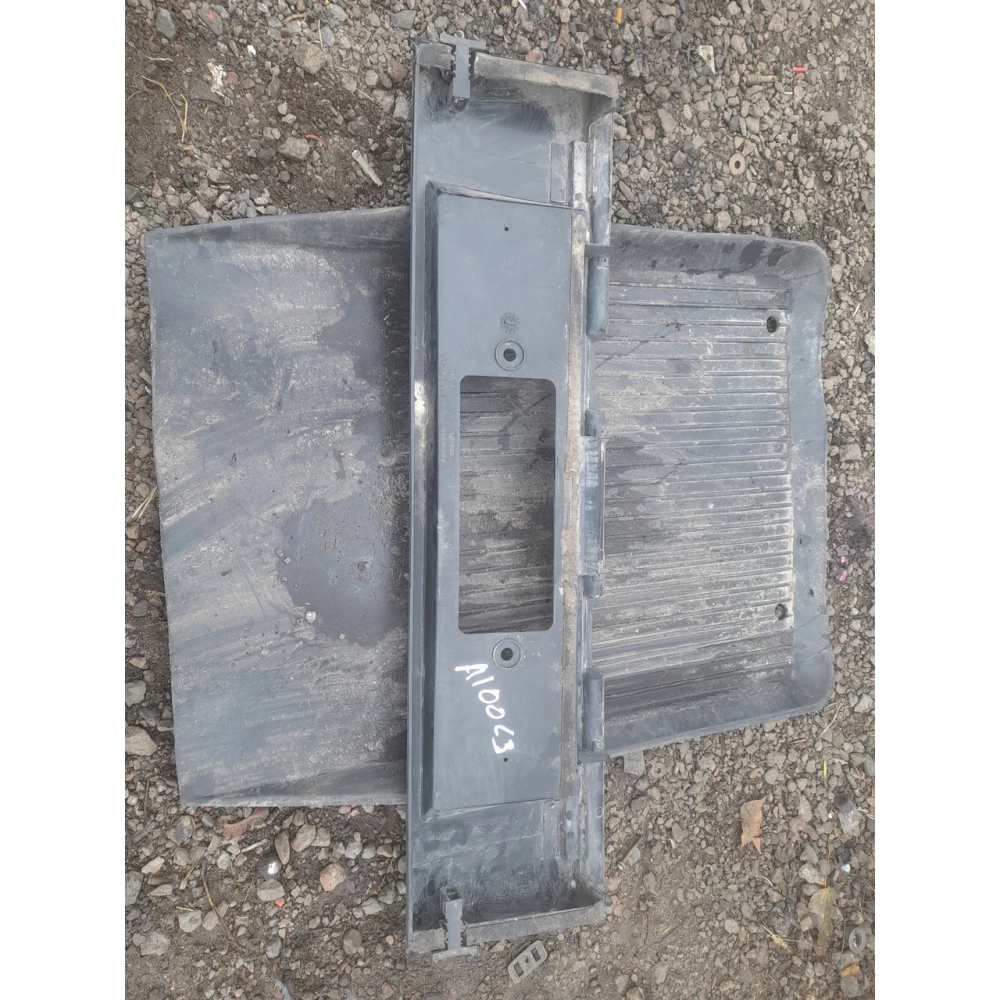 443853489A пластик кришки багажника Ауди 100 с3