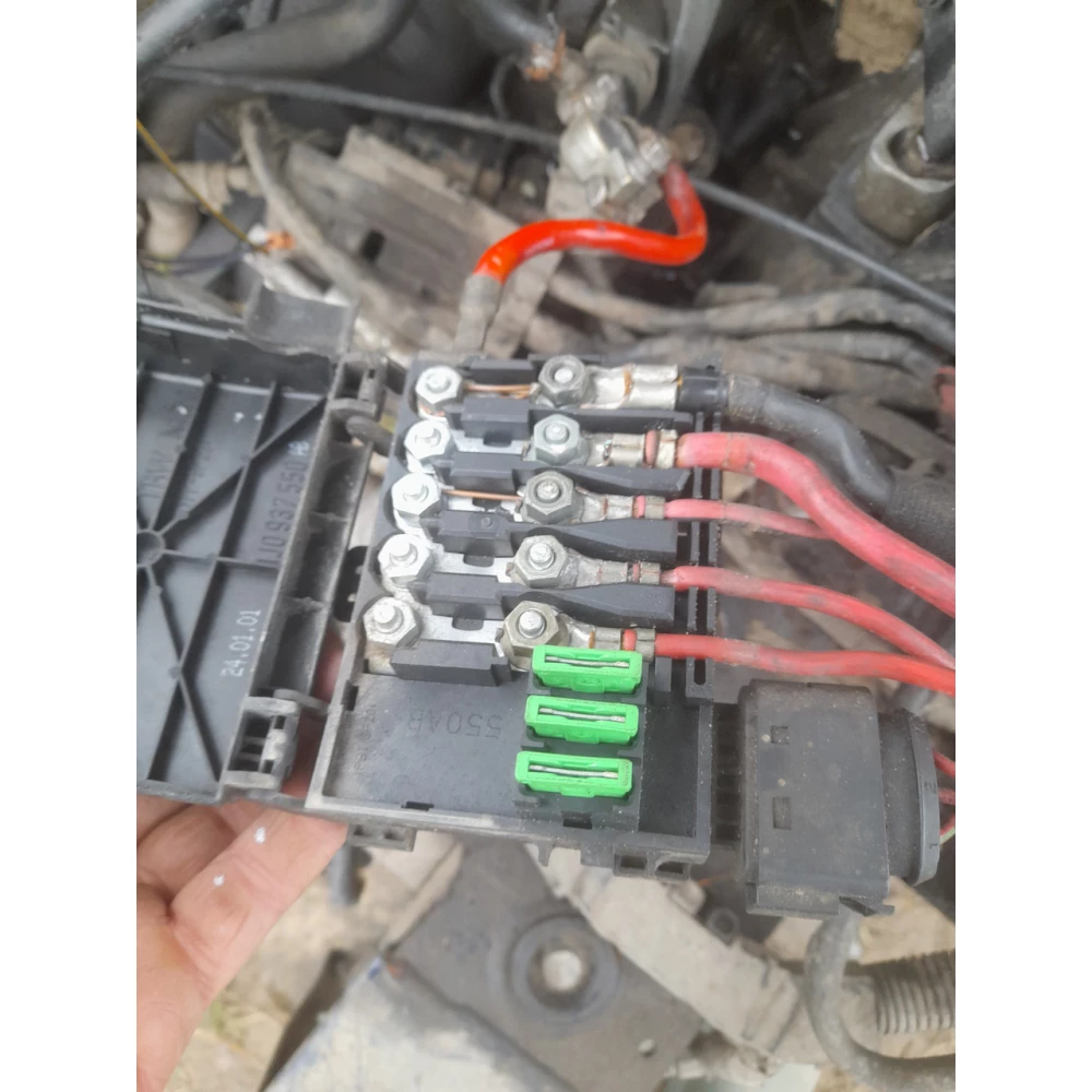 1j0937550 блок предохранителей акумулятора Vw Golf 4