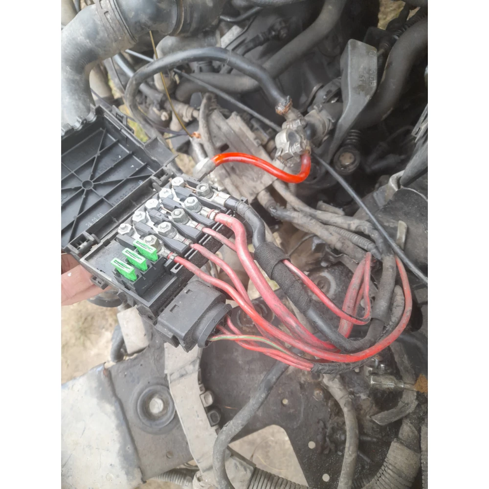 1j0937550 блок предохранителей акумулятора Vw Golf 4