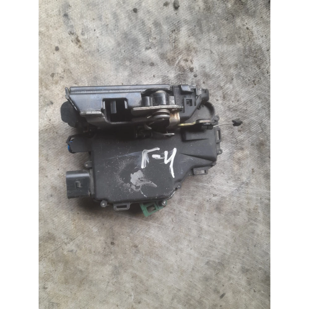 Правый  замок двери Vw Golf 4 Pa66GF30