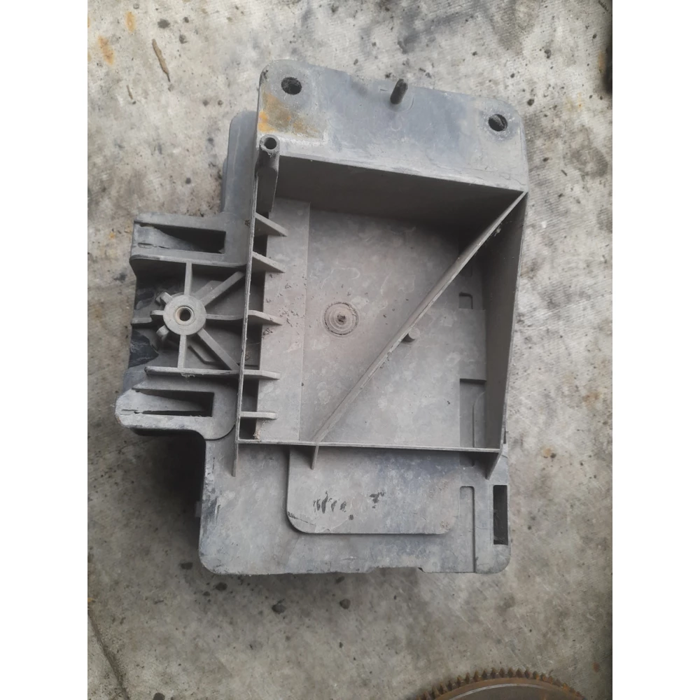 98AB10723A корпус крепления  акумулятора Ford Focus 1