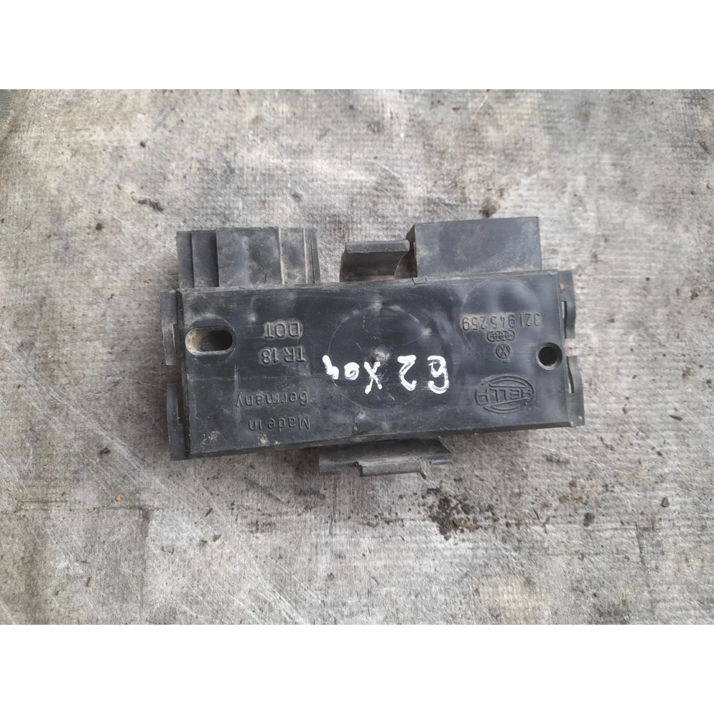 321945259 плата заднего правого фонаря Vw Passat B2 хетчбек