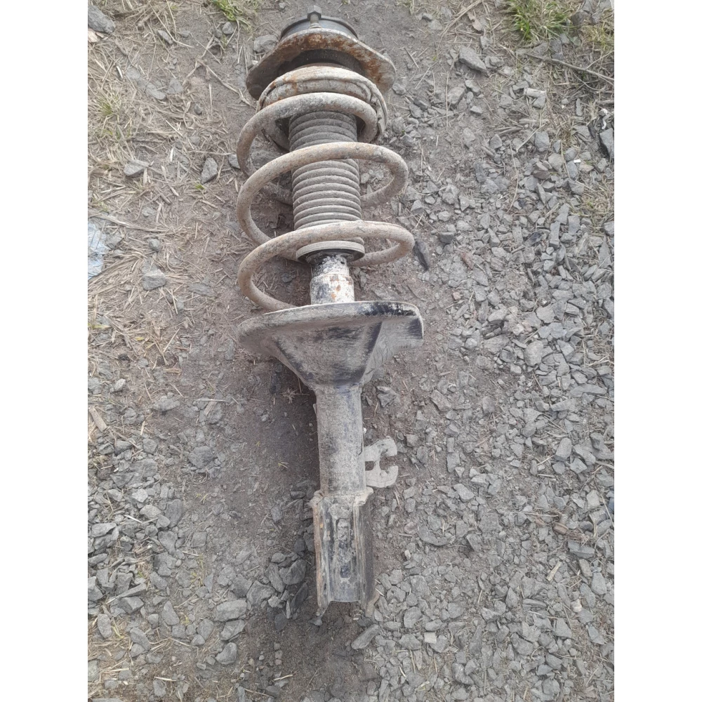 Пепедняя правая стойка Mazda 626 дорест