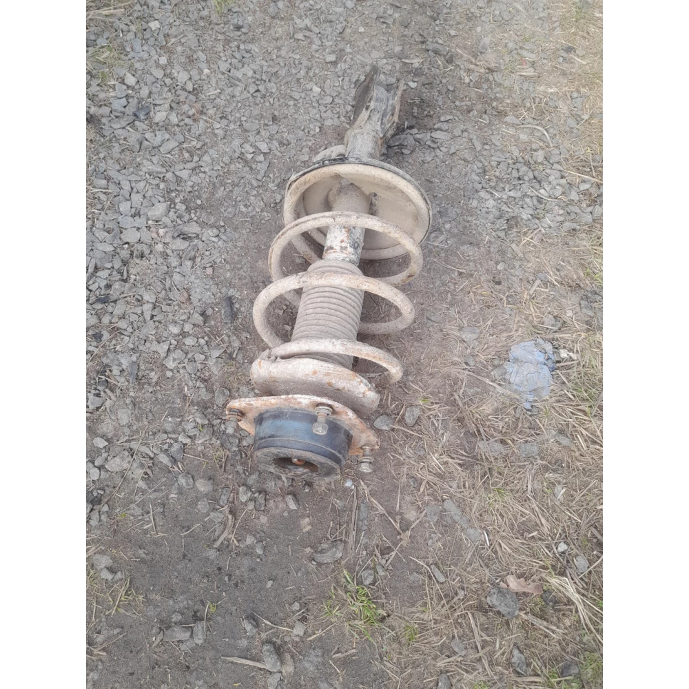 Пепедняя правая стойка Mazda 626 дорест