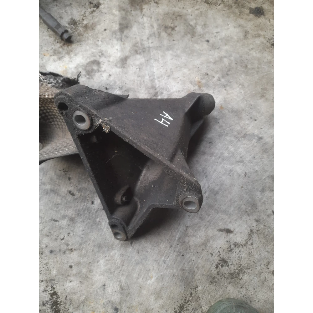 8D0199308F правый кронштейн крепления двигателя Ауди А4В5