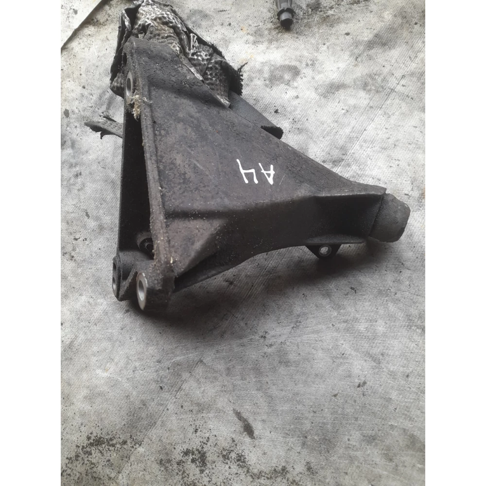 8D0199308F правый кронштейн крепления двигателя Ауди А4В5