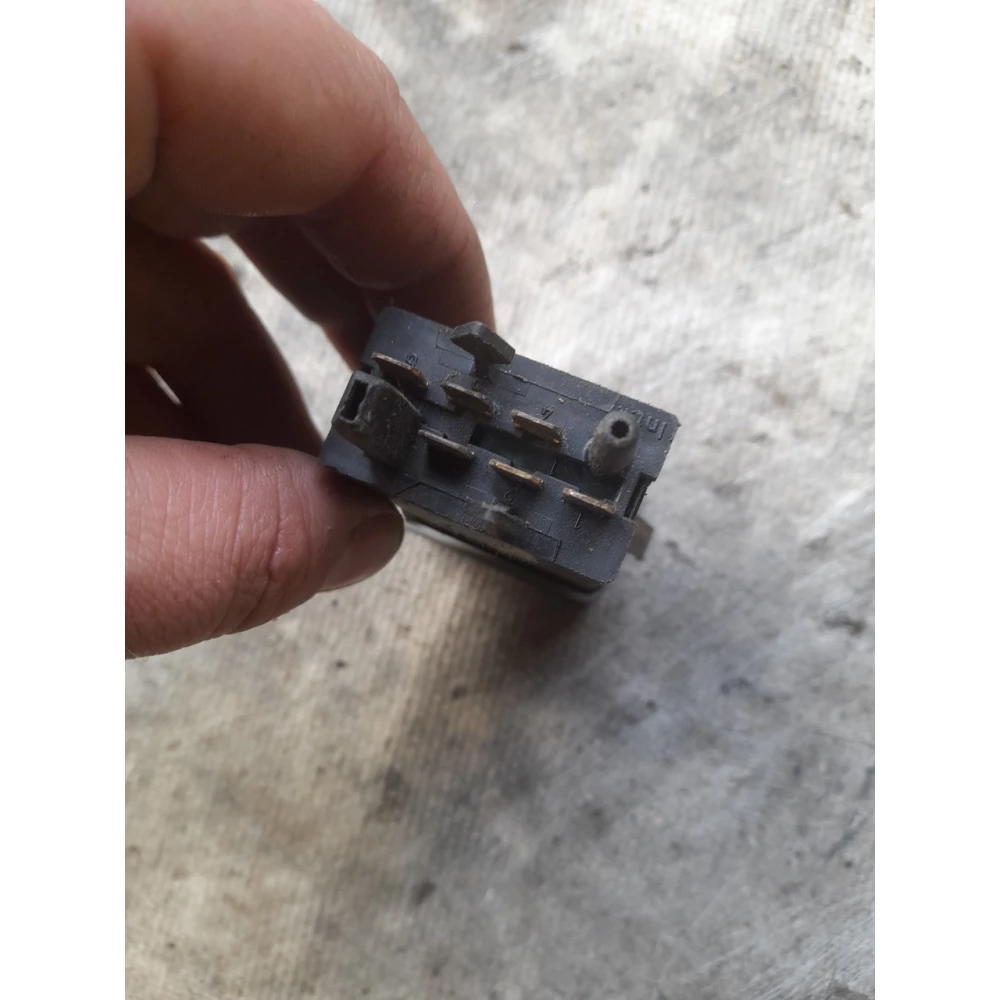 1j0959621кнопка обогрева заднего скла Vw Golf 4