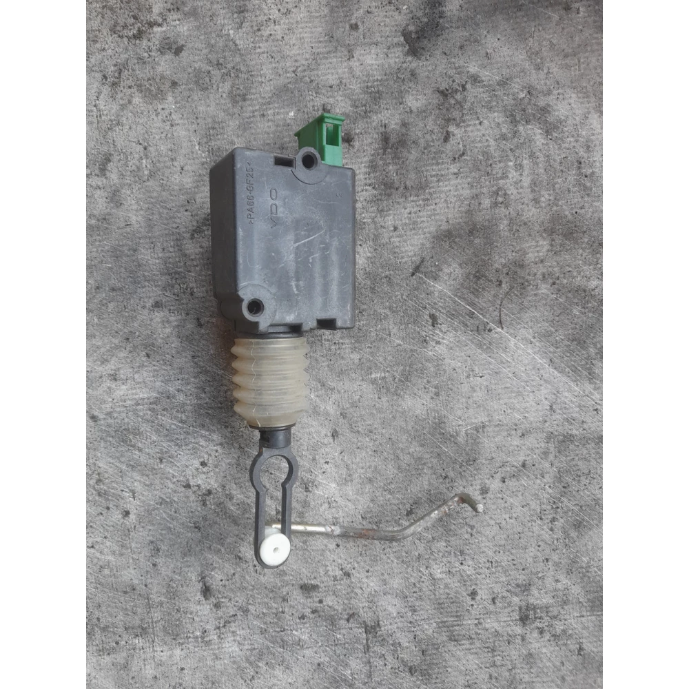 8D9962115A - AUDI A4 B5 привод замка задней двери