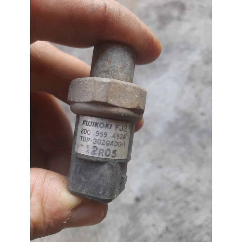 8d0959482a датчик давления  кондиционера Ауди А6с5