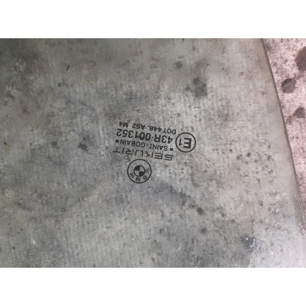 43R001352 передне правое скло bmw E36