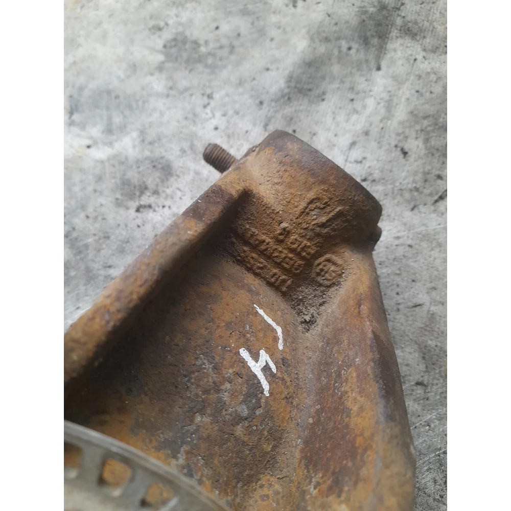 1j02360 правый  поворотний кулак Vw Golf 4