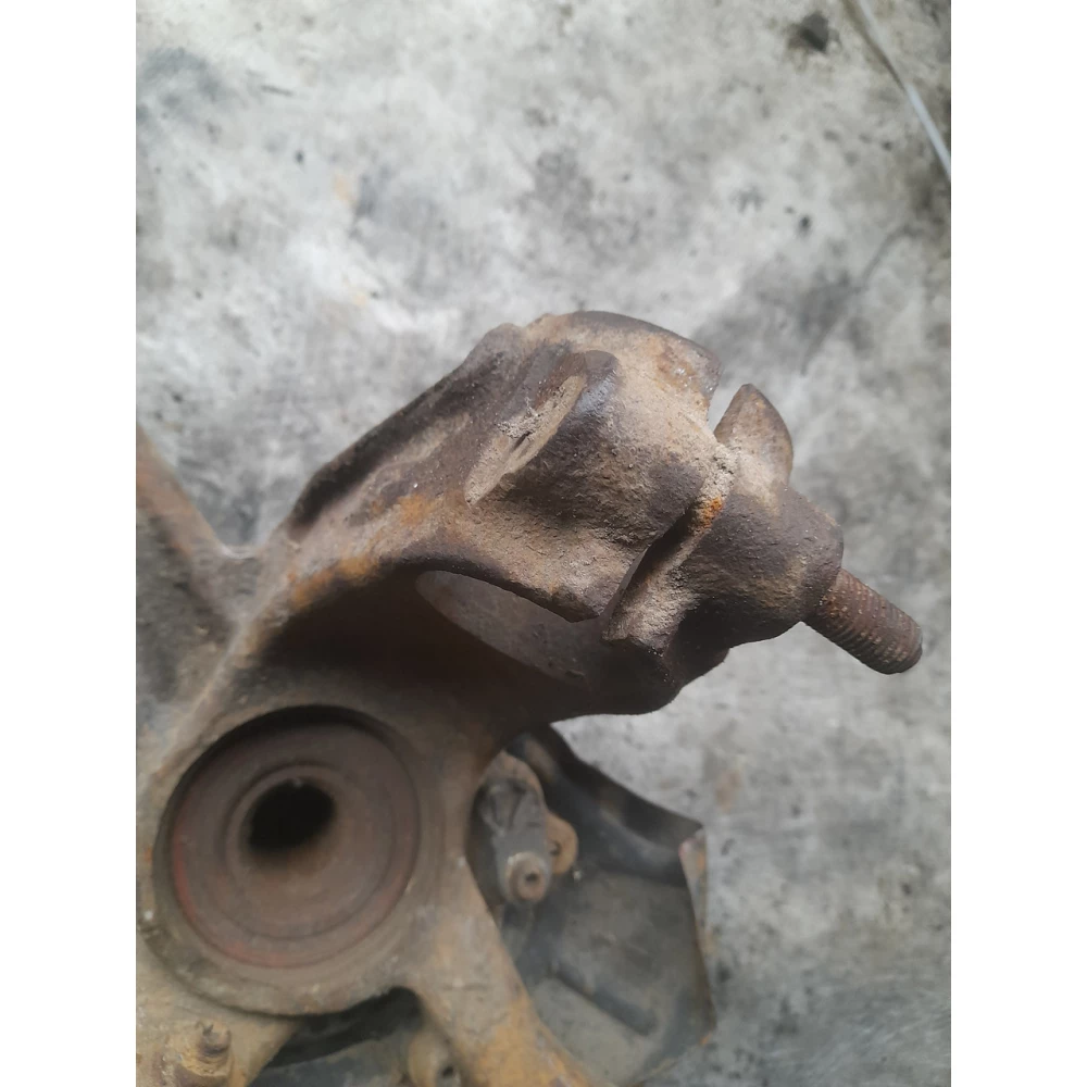 1j02360 правый  поворотний кулак Vw Golf 4