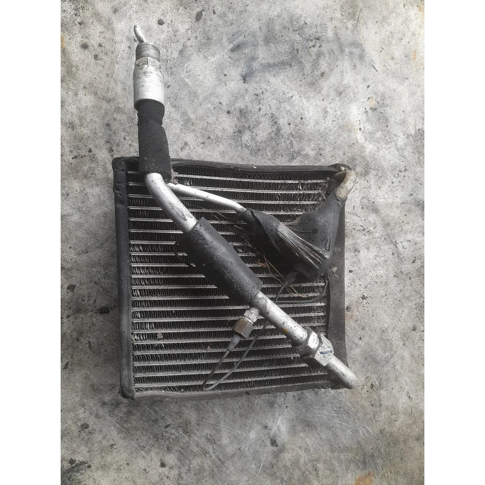 2727077j03 радиатор кондиционера  Nissan Primera p10