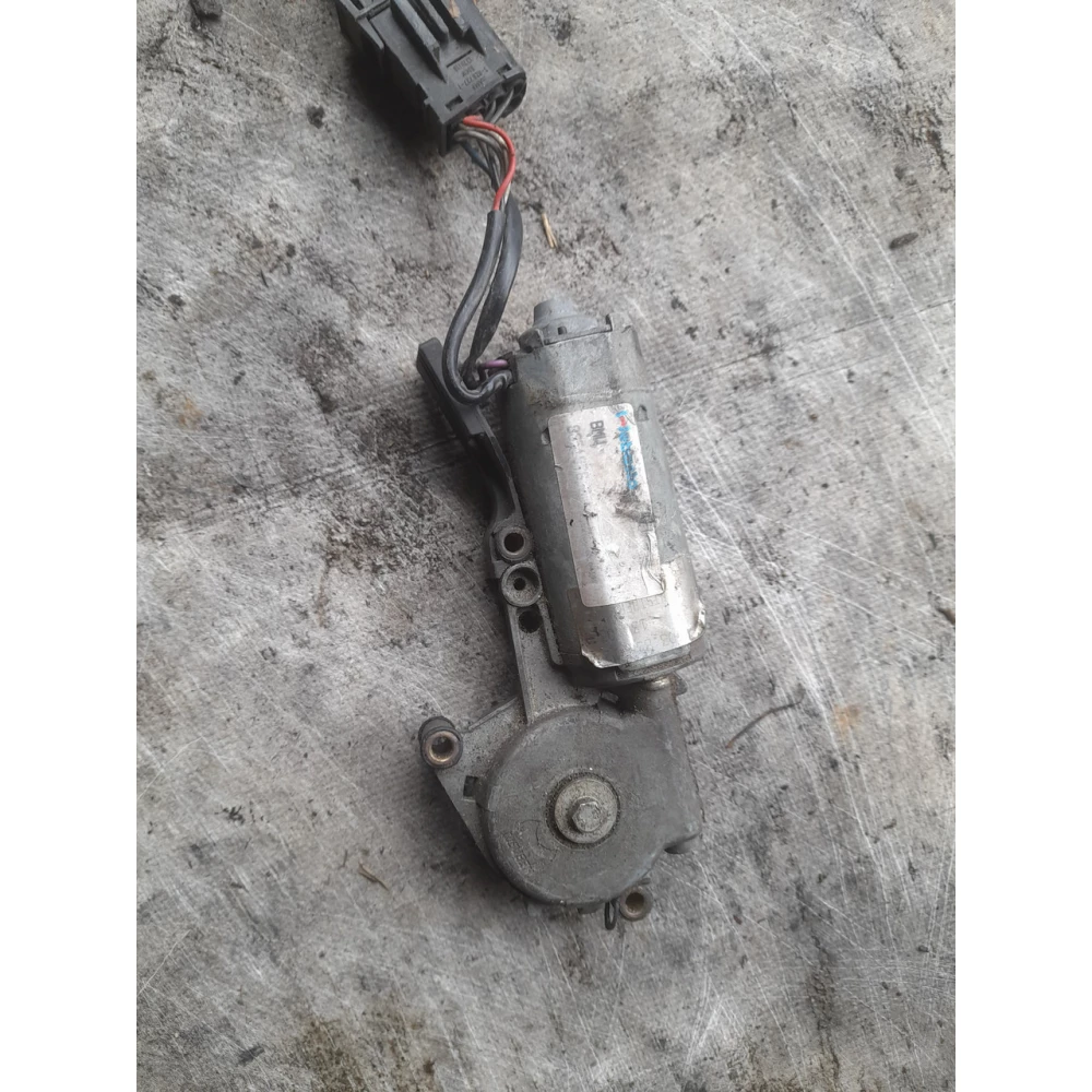 8351976 моторчик  люка BMW E34