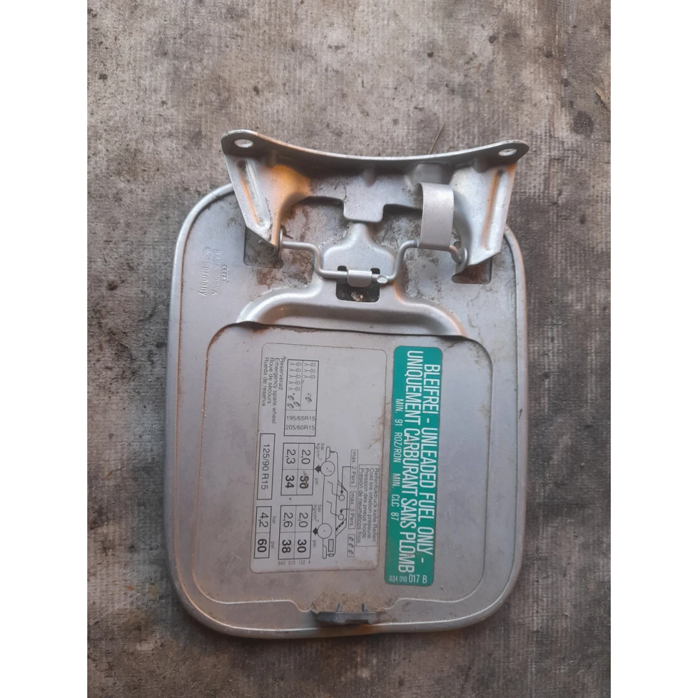 8a0010122a лючок бензобака Ауди 80 б4