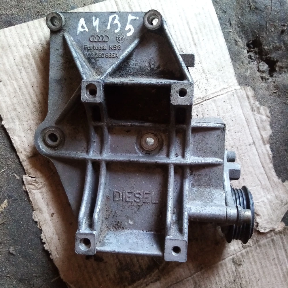Кронштейн крепления   кондиционера та генератора Audi А4Б5 VW Passat B5 028260885A