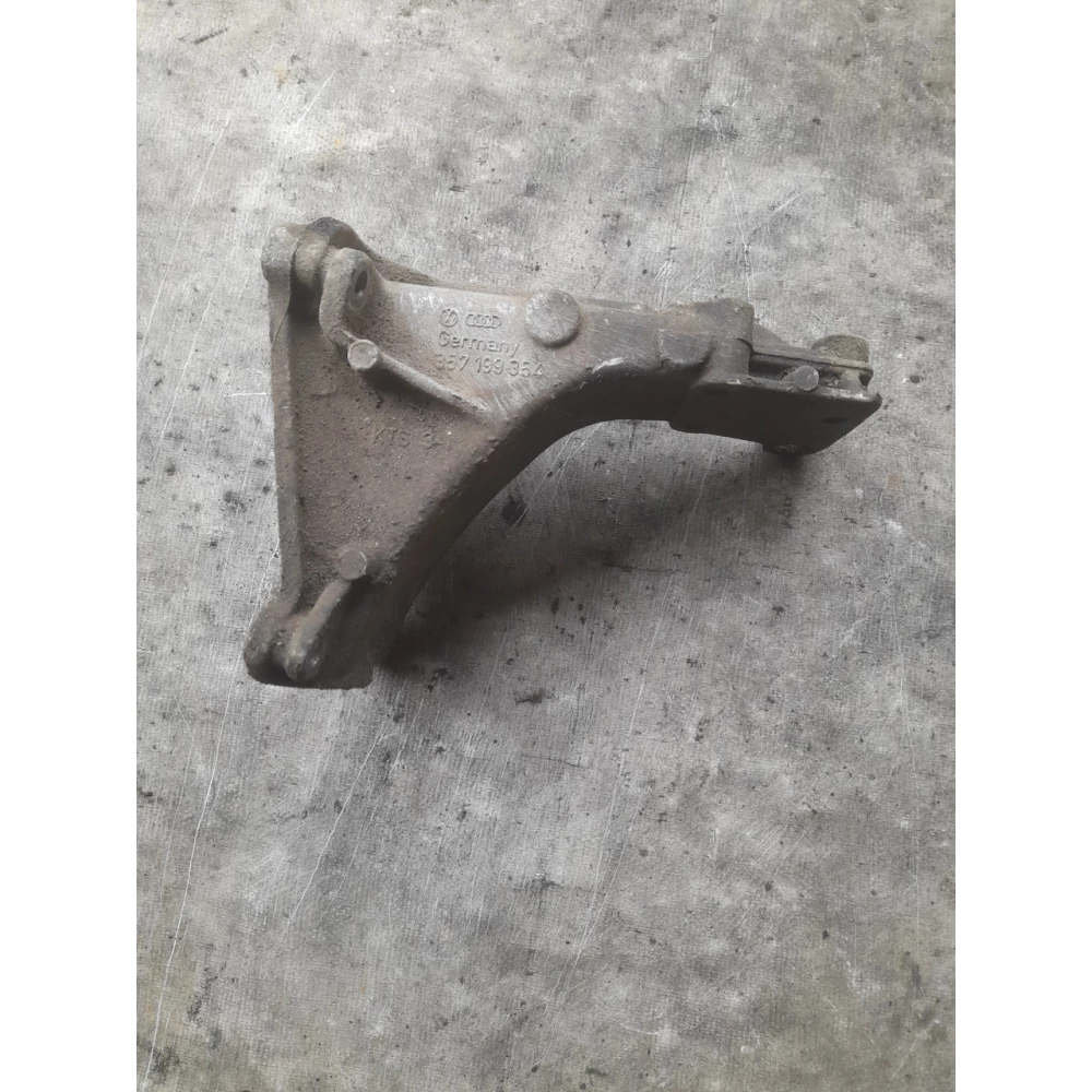 357199354 правый  кронштейн крепления двигателя Vw Passat B3