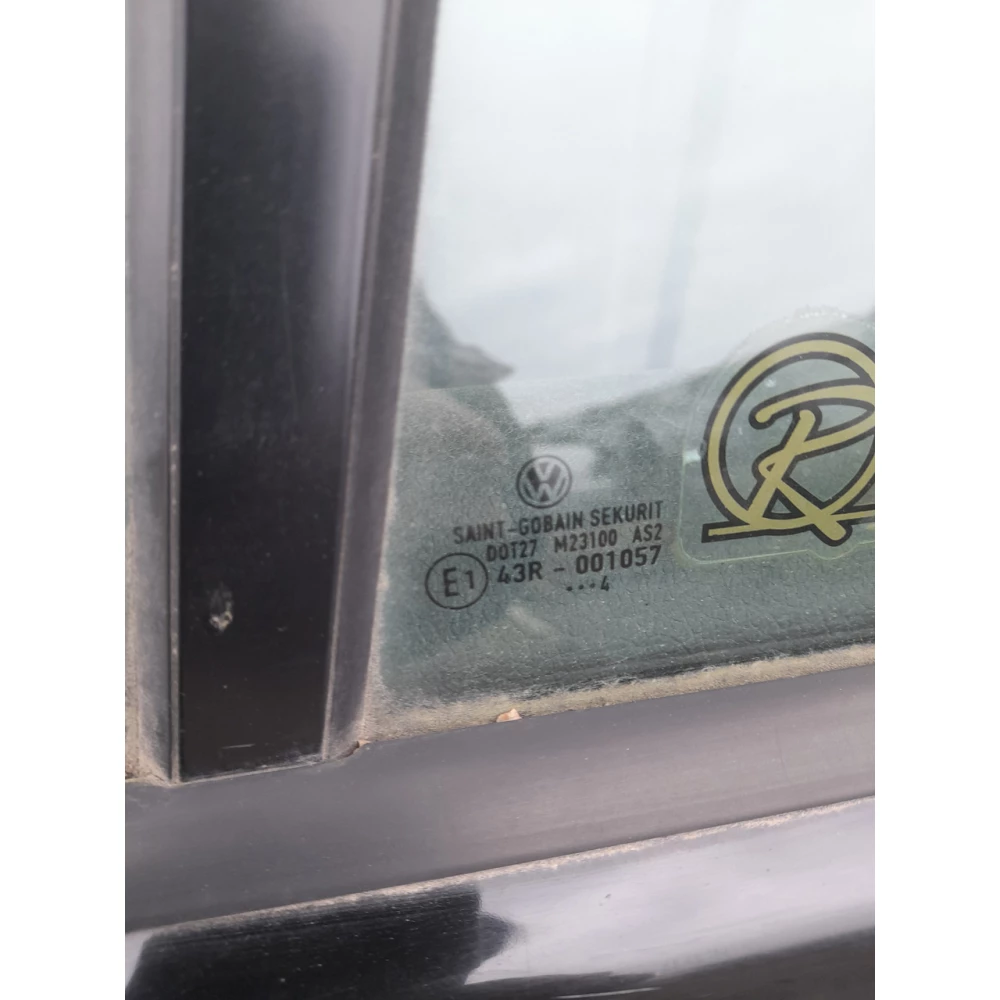 43R001057  заднее левое скло Vw Golf 5