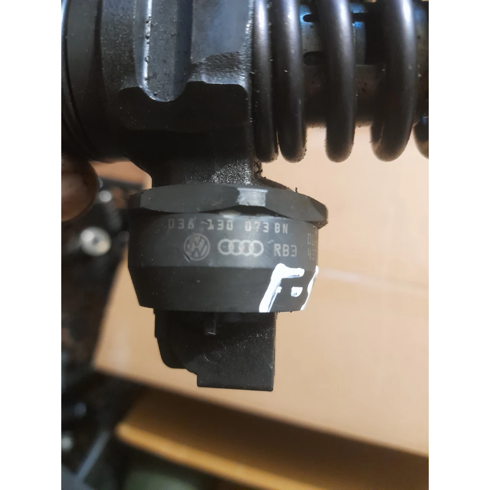 038130073bn 43327fr 0414720313 насос форсунка Vw Golf 5 1.9