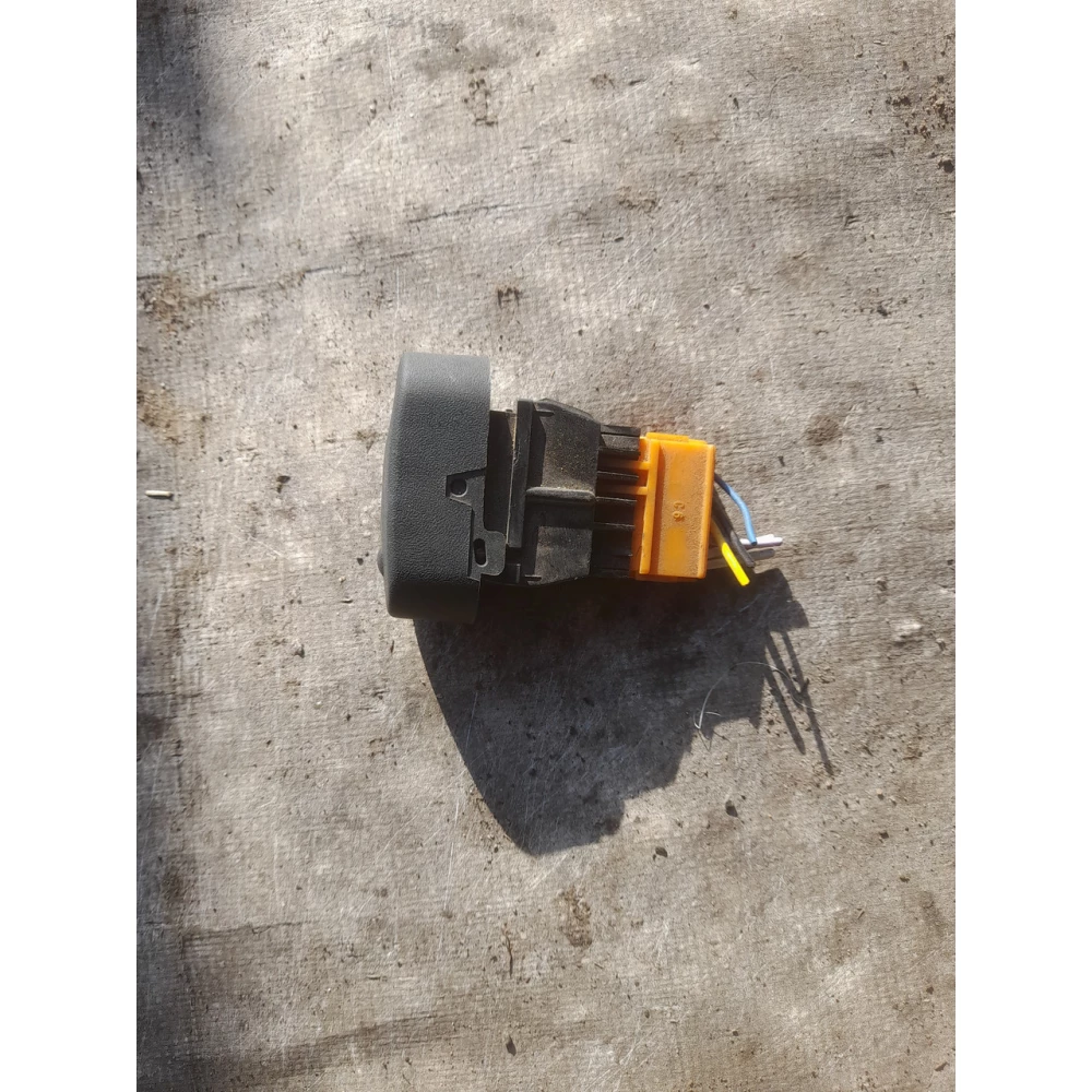 093829B Кнопка підгріву заднього скла( 4 контакта) Renault Kangoo 1997-2008
