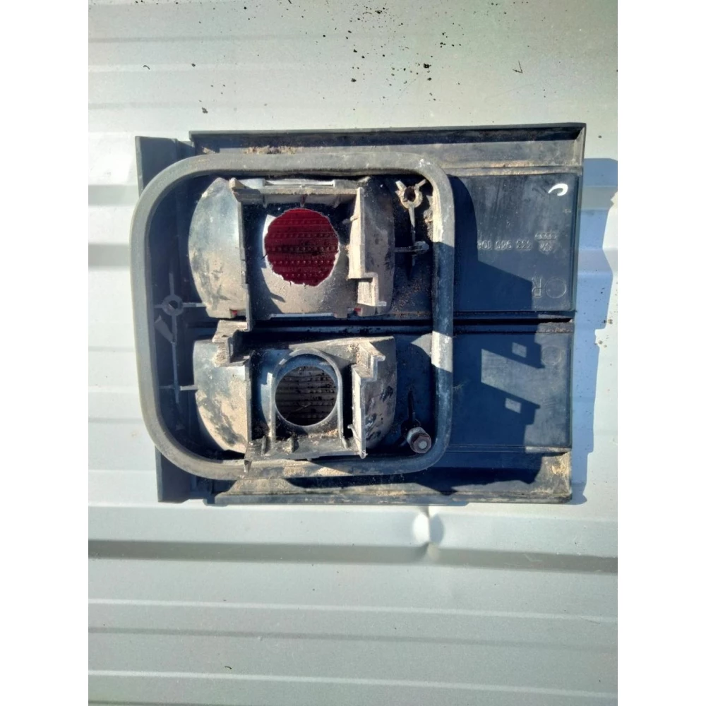 Внутренний задний правый фонарь Volkswagen Passat B3 КОМБИ (Фольксваген Пассат Б3) 333945108