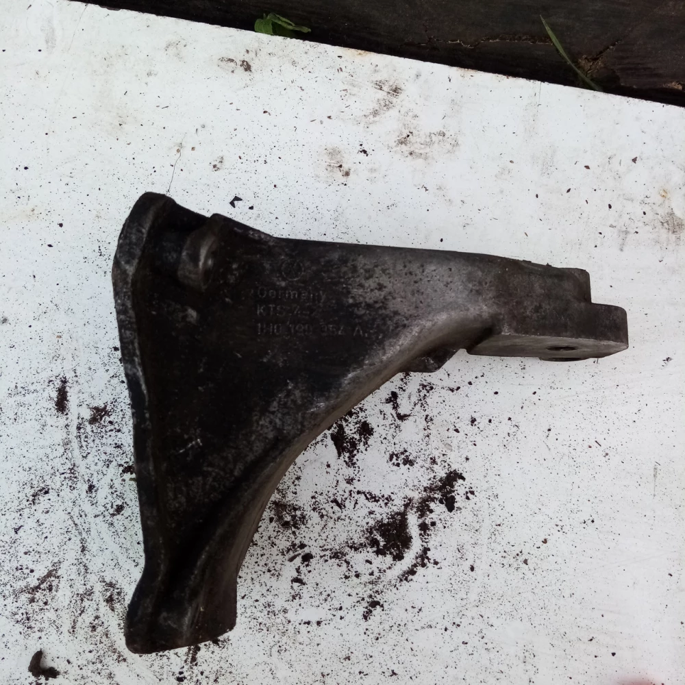 Правый кронштейн двигателя VW Golf 3,4 Polo, Vento 1H0199354A