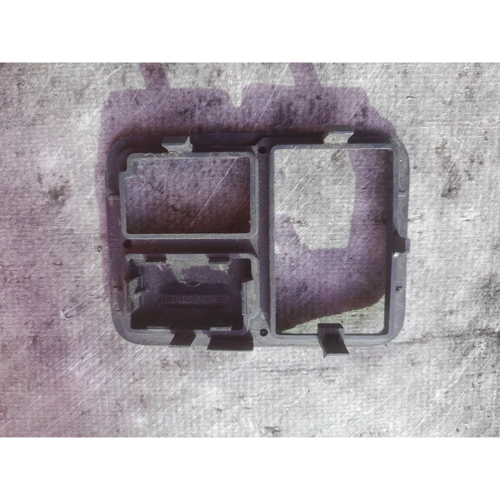 6896090j00 заглушка кнопок управления дзеркалами  Nissan Almera N16