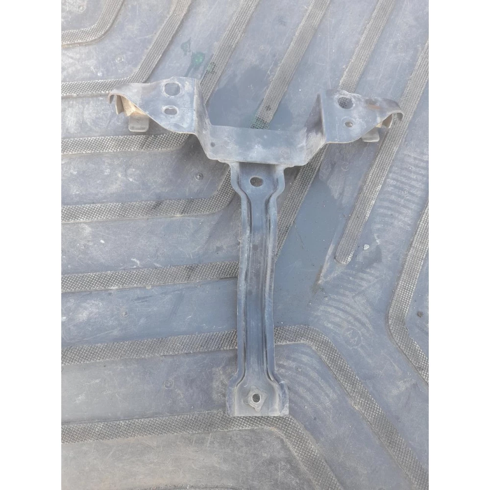 DF715215 Mazda 2 Кронштейн панели радиатора